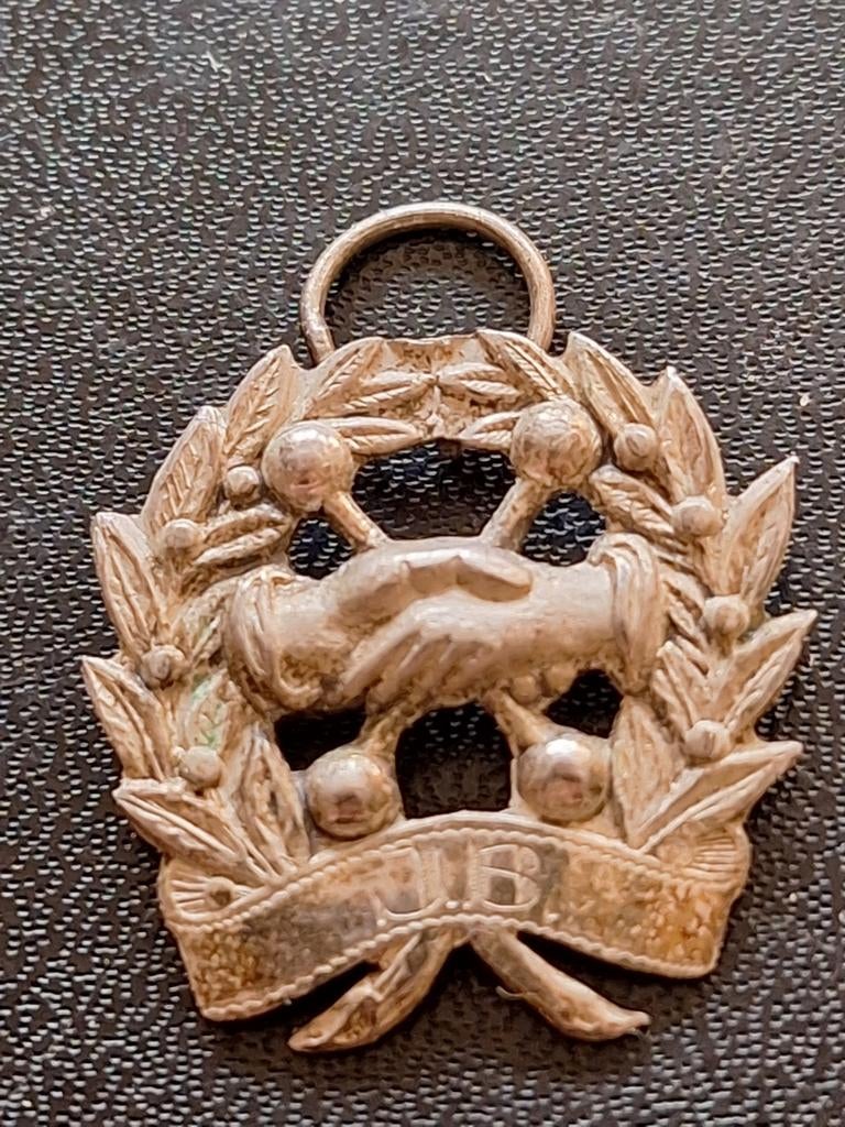 BARET speld tweede wereldoorlog Engeland ??, Ophalen of Verzenden, Engeland, Embleem of Badge