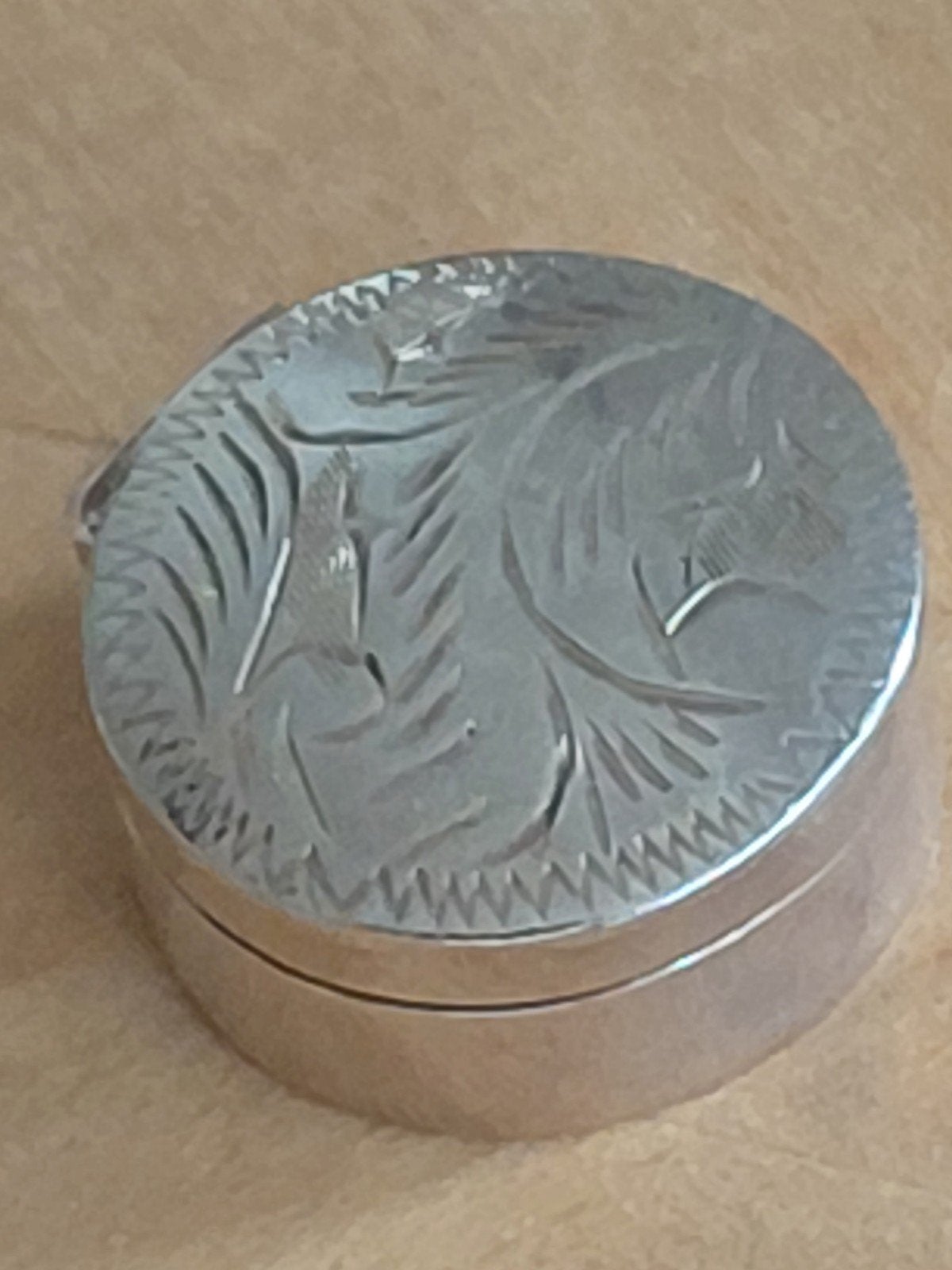 Puntgaaf zilveren ( 925 ) pillen doosje met mooi bewerkt dek, Antiek en Kunst, Ophalen of Verzenden