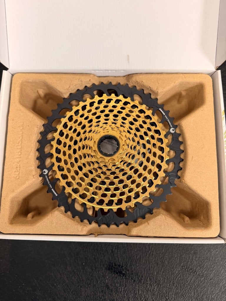 SRAM XX1 EAGLE CASSETTE XG 1299 GOLD, Fietsen en Brommers, Fietsonderdelen, Nieuw, Derailleur of Ketting, Aluminium, Mountainbike