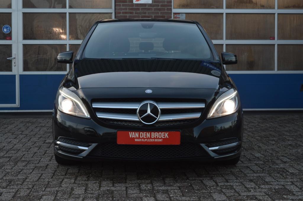 Mercedes-Benz B-Klasse 180 Ambition | AUT - NAVI - TRK.HAAK, 1325 kg, Euro 6, 4 cilinders, Zwart