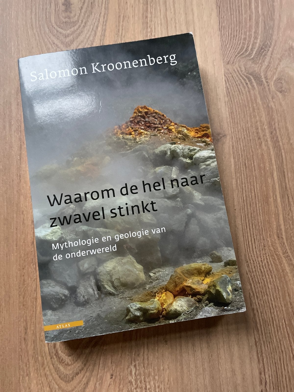 Waarom de hel naar zwavel stinkt - Salomon Kroonenberg, Boeken, Ophalen of Verzenden, Zo goed als nieuw, Natuurwetenschap