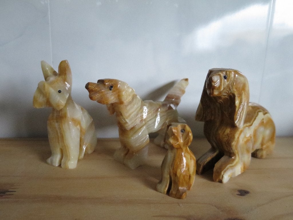 4 mooie handgemaakte honden beeldjes uit marmer steen, Antiek en Kunst, Ophalen of Verzenden
