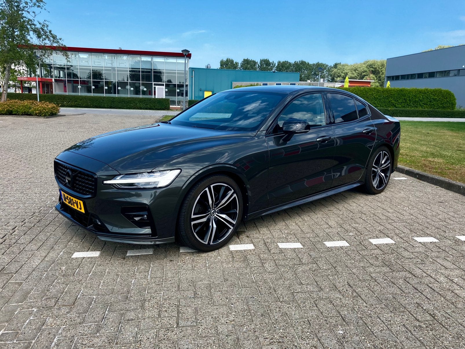 Volvo S60 2.0 B3 R-Design / black style / Spoiler pakket /, 15 km/l, 1800 kg, Zwart, 4 cilinders