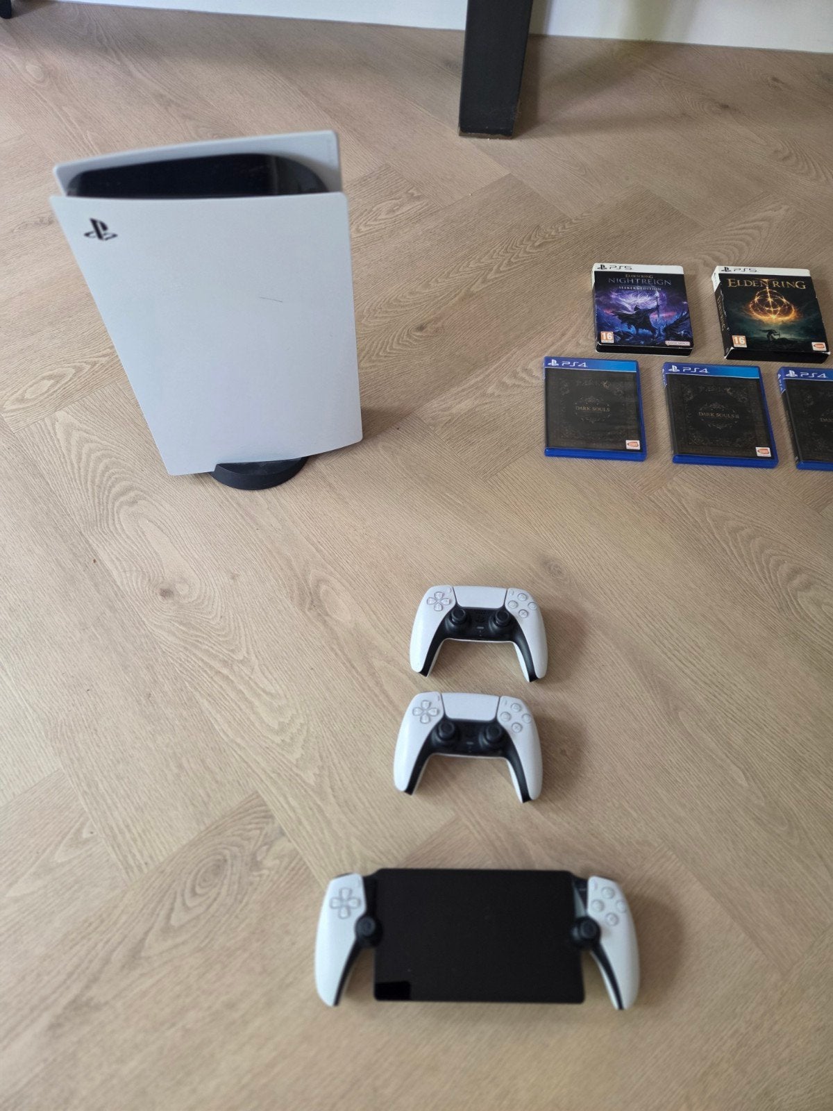 PS5 Disc Edition met 2 controllers, Portalen en  9 games, Ophalen of Verzenden, Zo goed als nieuw