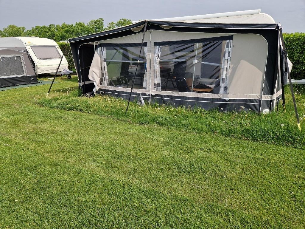 Dethleffs Aero 90 Years Edition - 2021 (vast bed+stapelbed), Caravans en Kamperen, Caravans, Vast bed, 7 tot 8 meter, Treinzit