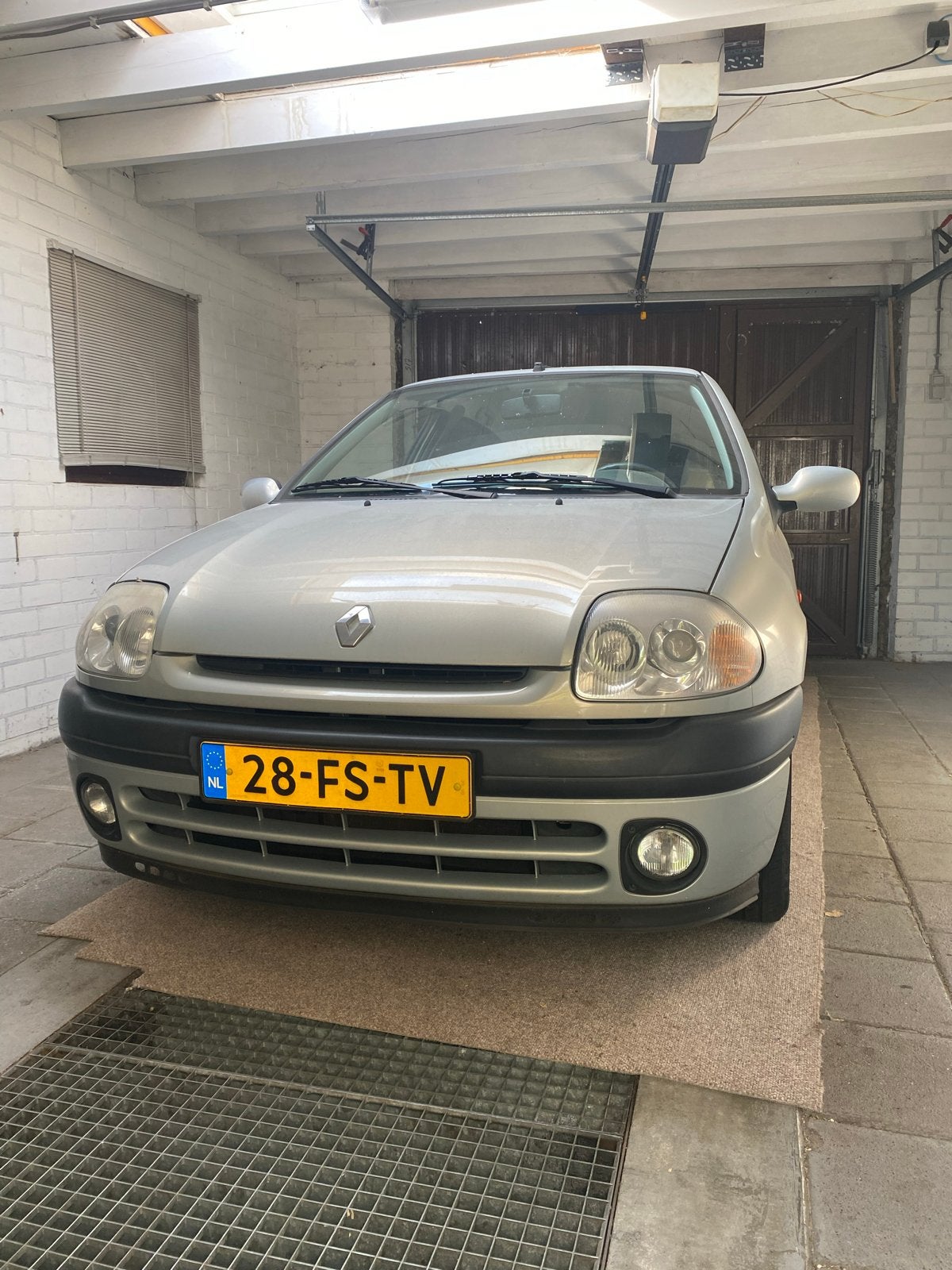 Renault Clio 1.4 RN 2000 Grijs, Auto's, Voorwielaandrijving, 15 km/l, 74 pk, 31 €/maand