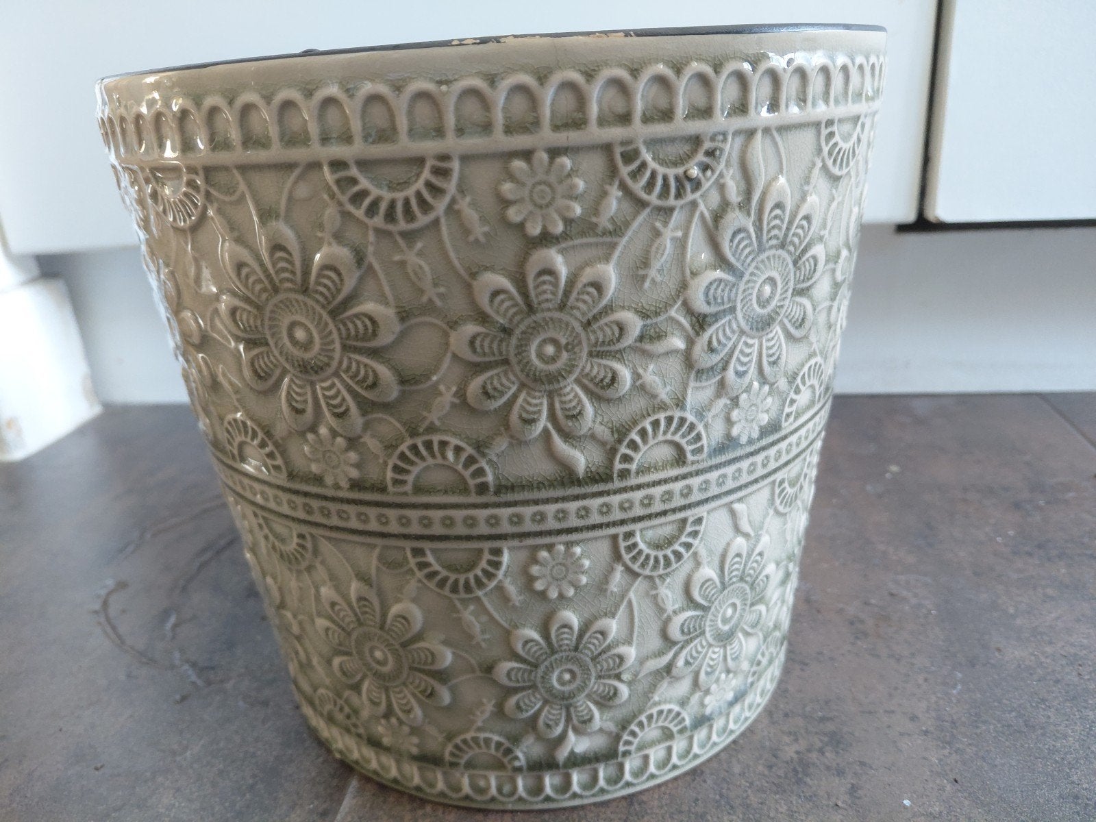 Decoratieve vintage mosgroene bloempot met bloemenreliëf, 25 tot 40 cm, Gebruikt, Rond, Binnen