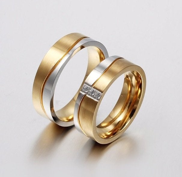 Stalen 6 mm. in goud kleur trouwring met zirkonen, IJzer of Staal, 19 tot 20, Nieuw, Ophalen of Verzenden
