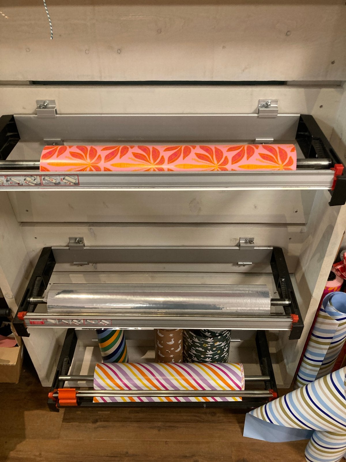 Legro cadeaurolhouders in kast, Diversen, Cadeaupapier, Ophalen, Gebruikt