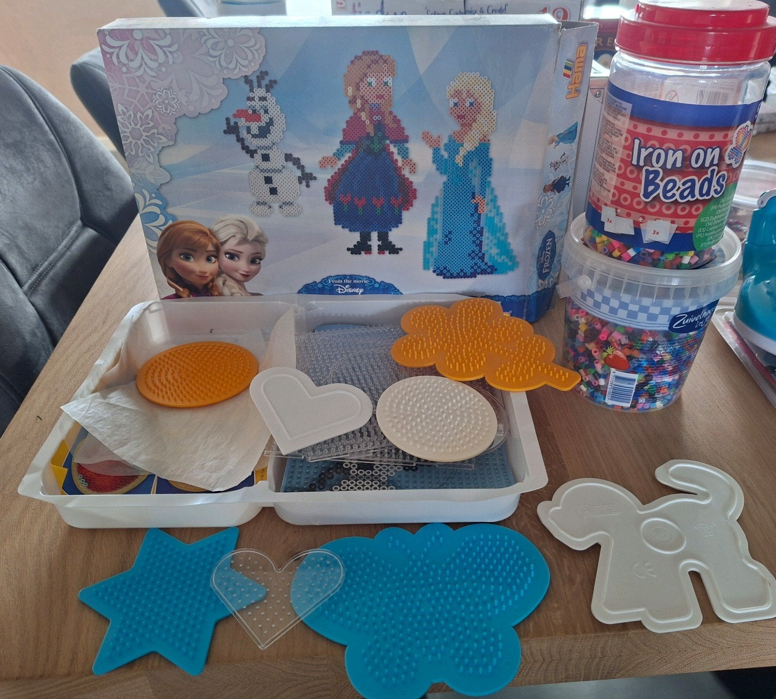 Strijkkralen Frozen set met extra kralen en vormen, Ophalen of Verzenden, Gebruikt, Knutselen