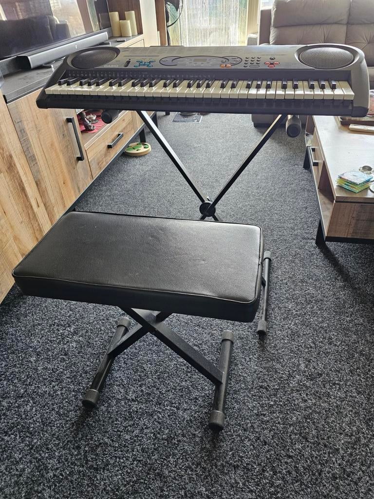Casio LK-110 keyboard met oplichtende toetsen en krukje, Muziek en Instrumenten, Keyboards, Casio, Ophalen of Verzenden, Met standaard