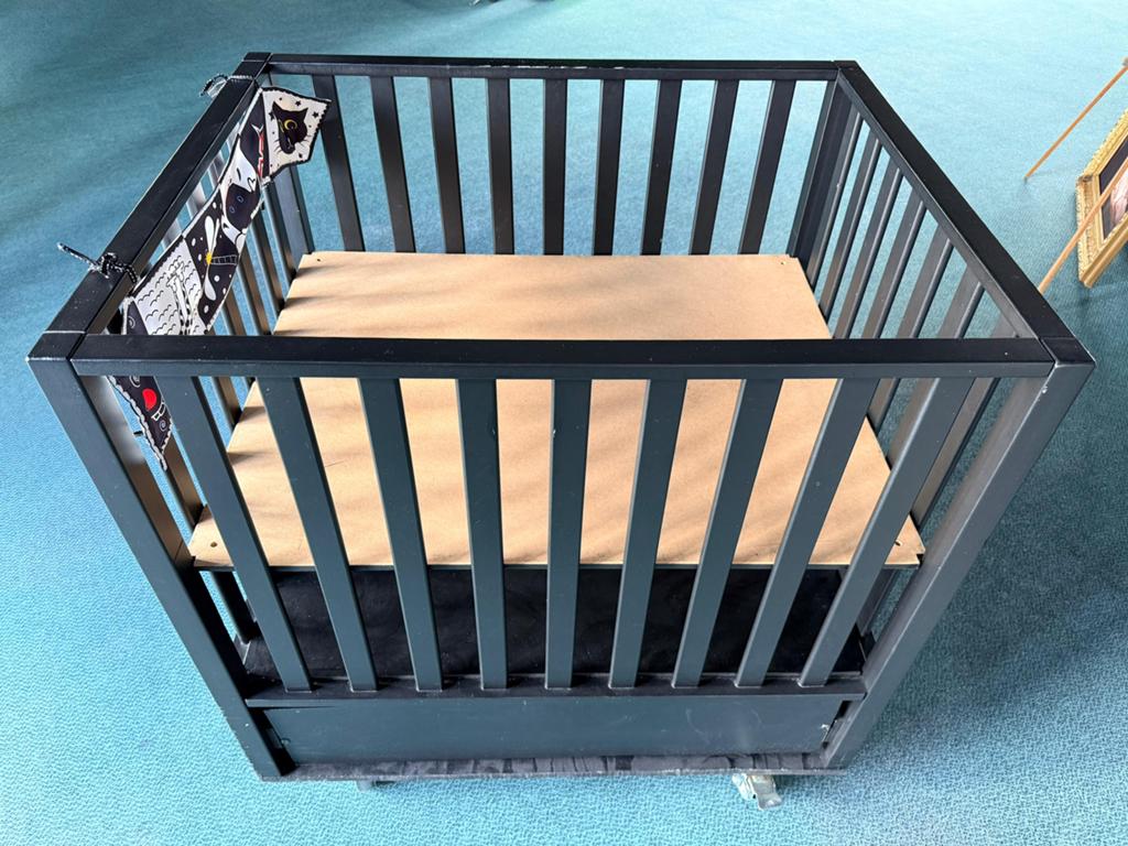 Zwart box met wieltjes, Kinderen en Baby's, Babywiegjes en Ledikanten, Ophalen, Gebruikt, Ledikant