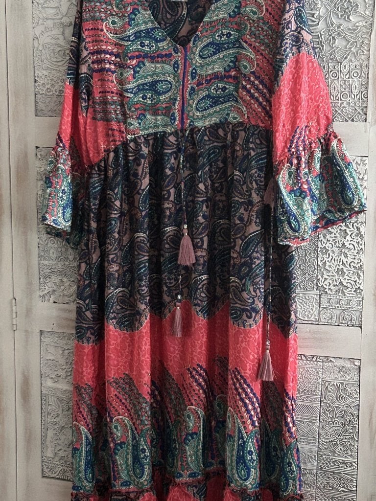 Ibiza jurk lang felgekleurde print met 3/4 mouw en kwastjes, Meerkleurig, Maat 46/48 (XL) of groter, Nieuw, Ophalen of Verzenden