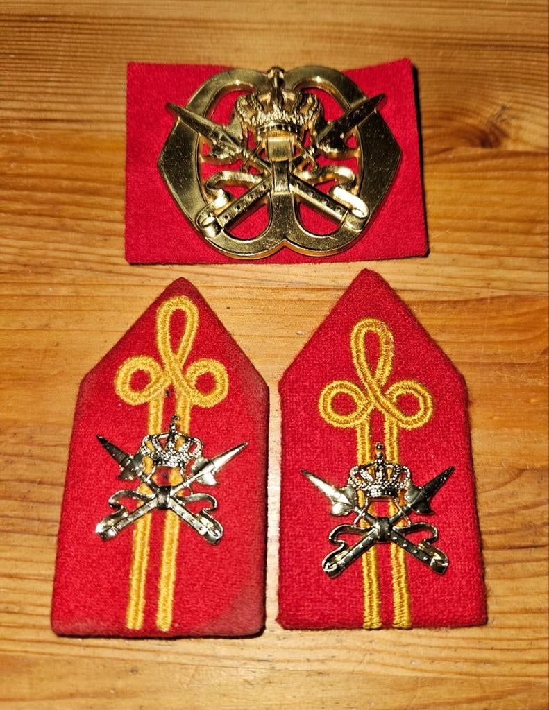 Baretembleem + kraagspiegels KMS, Ophalen of Verzenden, Landmacht, Nederland, Embleem of Badge