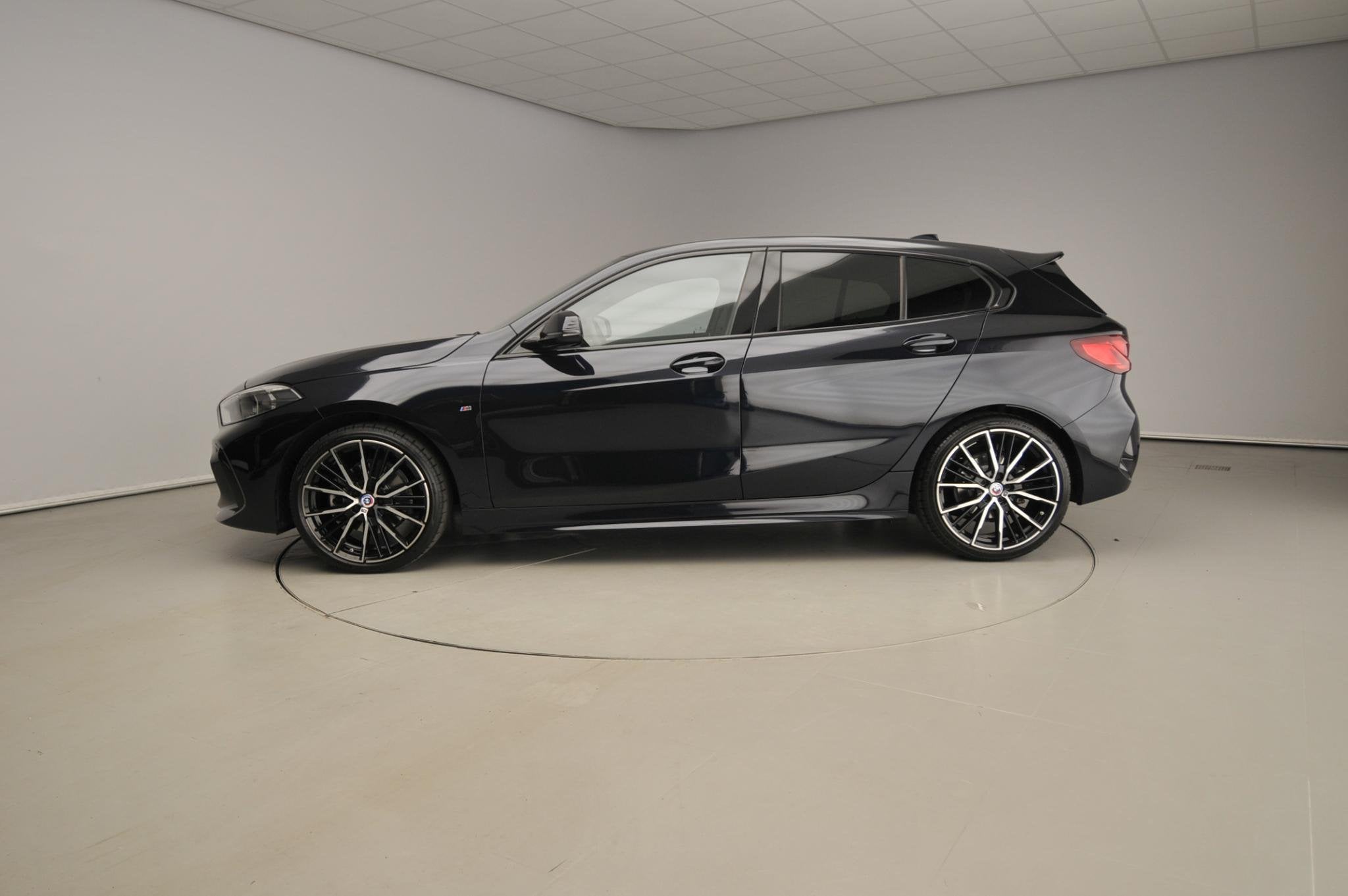 BMW 1 Serie 5-Deurs 118i | Handbak ! | M-Sportpakket | LED |, 136 pk, Gebruikt, Met garantie (alle), Zwart