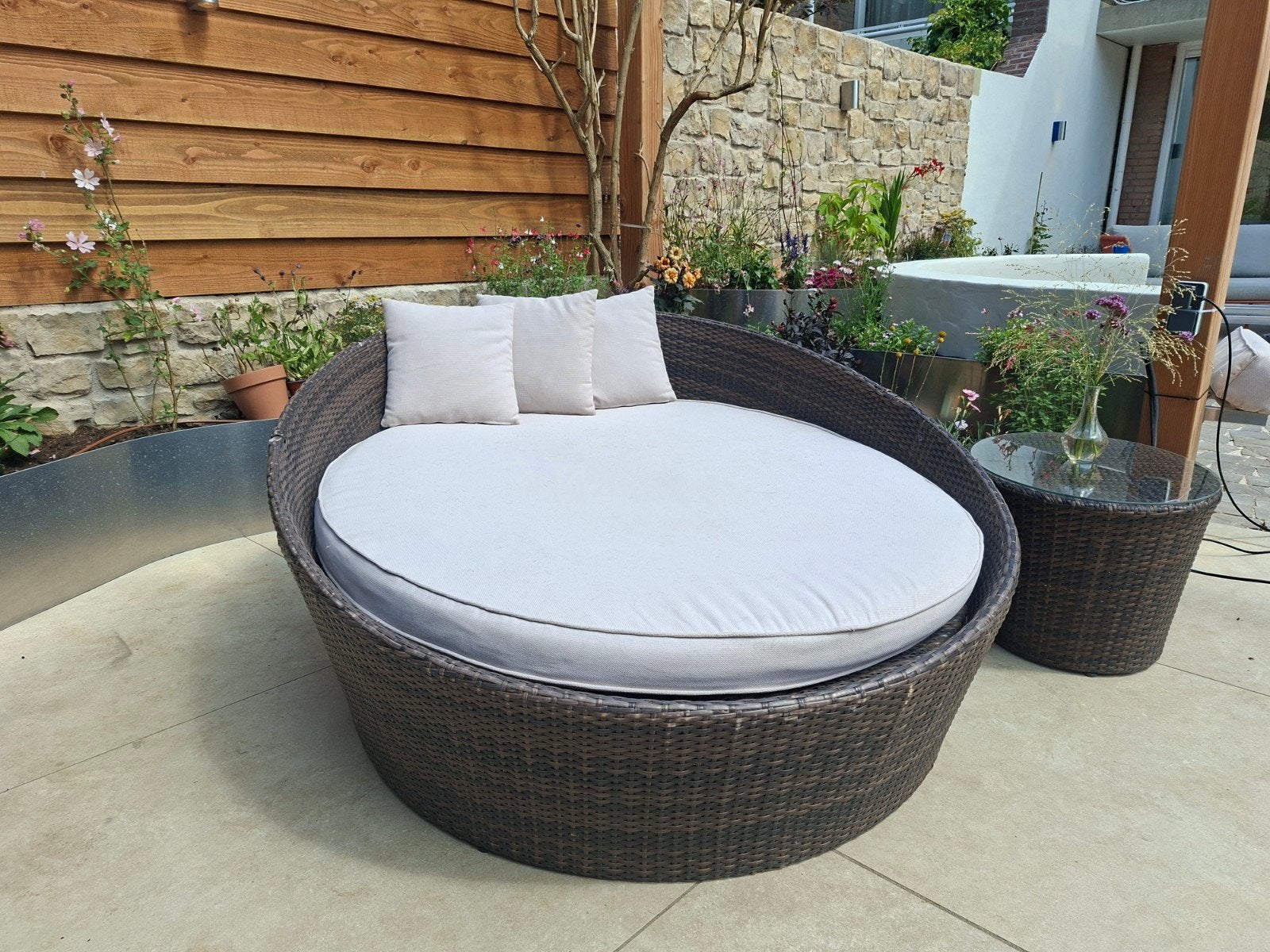 2 persoons ligbed met wasbare kussens en tafeltje, Tuin en Terras, Ligbedden, Ophalen of Verzenden, Zo goed als nieuw, Plastic
