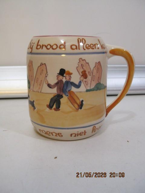 de vlieg-uut soest mok 12,5/11 helaas met scheur (392), Ophalen of Verzenden