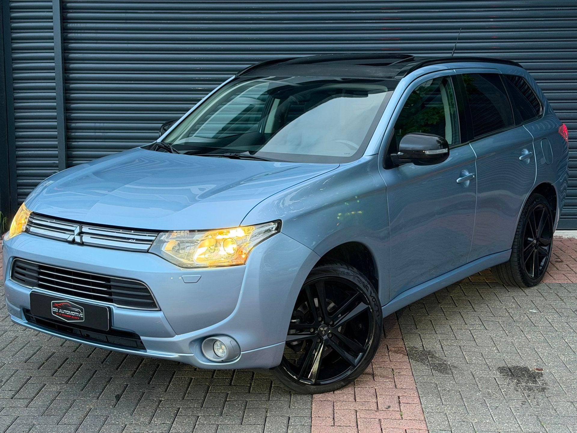 Mitsubishi Outlander 2.0 PHEV Instyle+ Schuifdak | Trekhaak, Zwart, 4 cilinders, Blauw, Vierwielaandrijving