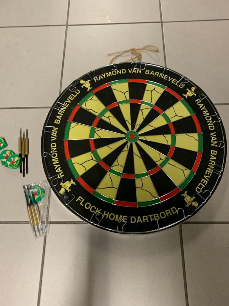 dart bord van Raymond van barneveld prachtig 1 keer gebruikt, Ophalen, Zo goed als nieuw, Dartbord