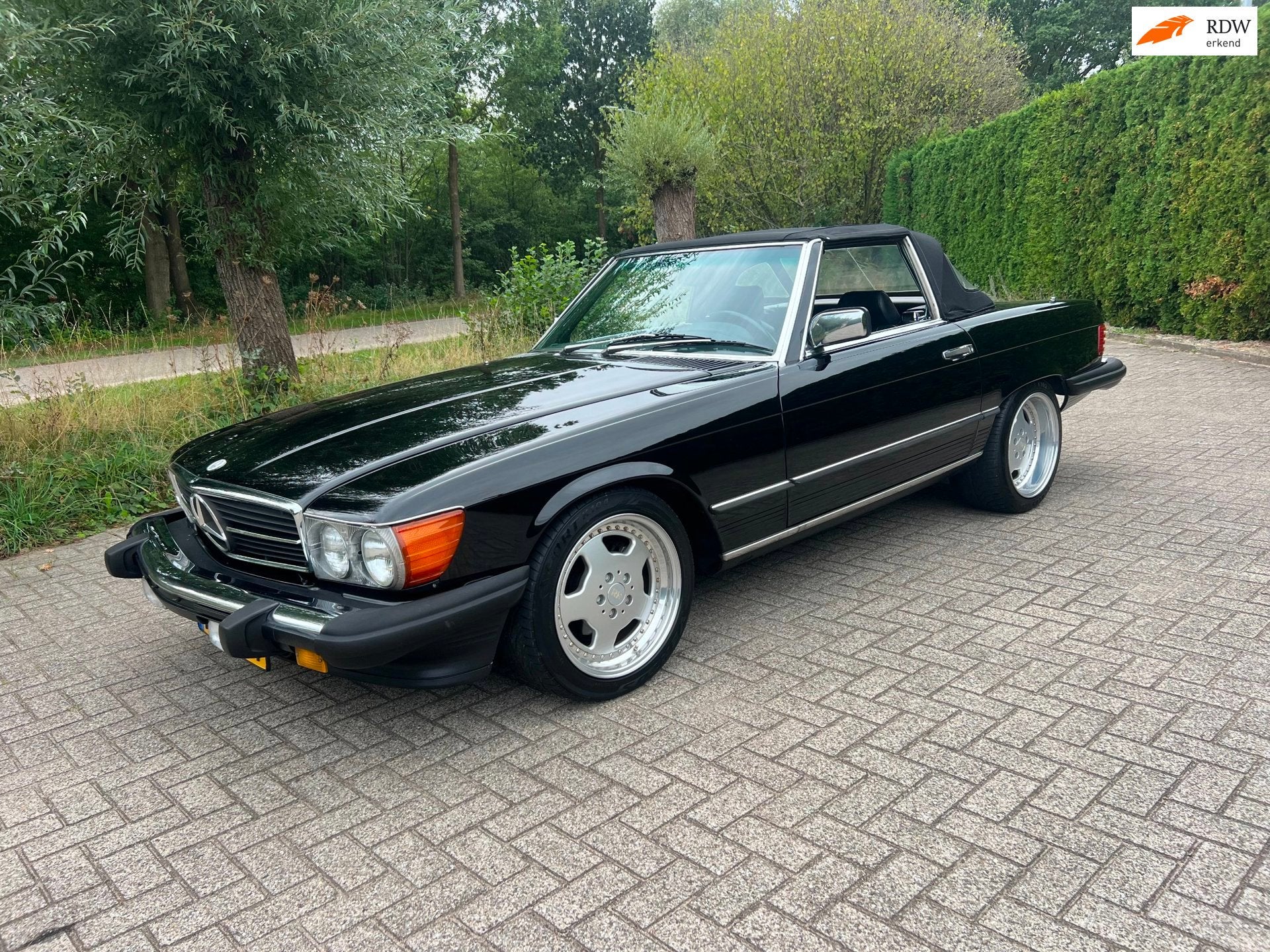 Mercedes-Benz 560 SL AIRCO 1E LAK ZWART ZEER MOOI, Auto's, Metallic lak, Gebruikt, 8 cilinders, Overige carrosserieën