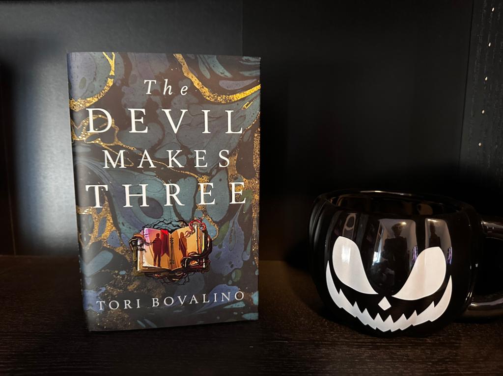The devil makes three - tori bovalino - illumicrate new, Boeken, Fantasy, Ophalen of Verzenden, Nieuw