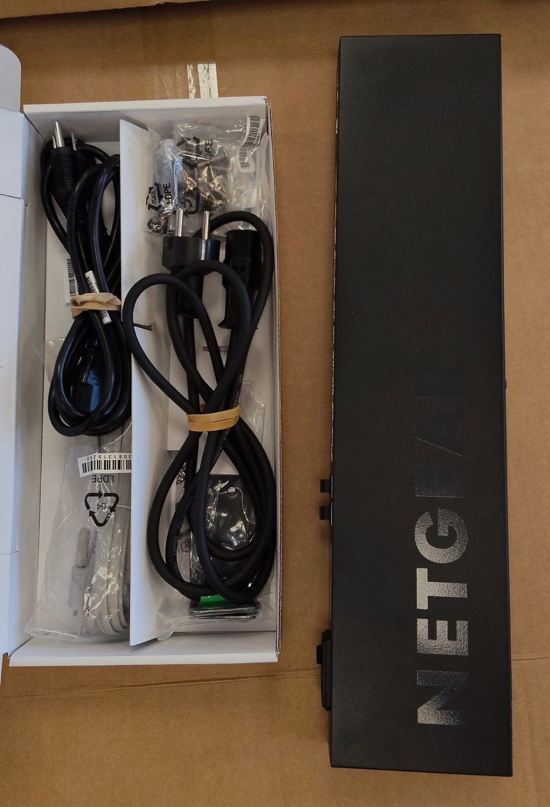 Netgear AV Line M4250-16XF (XSM4216F) Managed Netwerkswitch, Nieuw, Ophalen of Verzenden