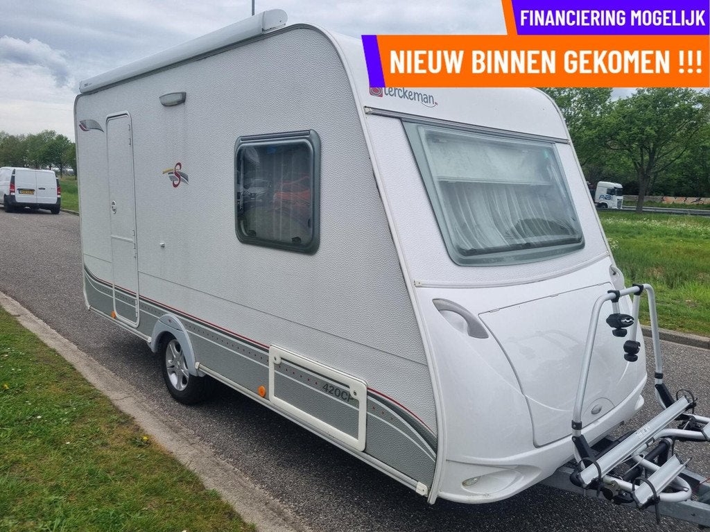Sterckeman STARLETT 420 CP CASS LUIFEL + DWARSBED+EINDKEUKEN, Caravans en Kamperen, Serviceluik, Sterckeman, Bedrijf, 750 - 1000 kg