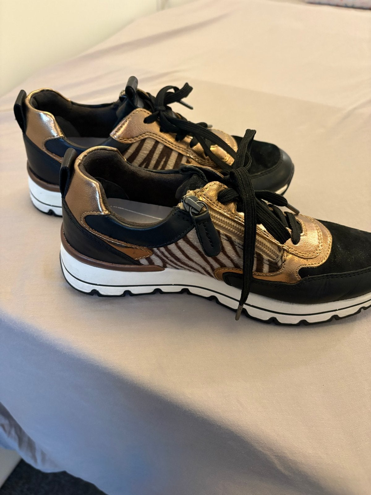 Tamaris sneakers maat 37 - Zwart met zebraprint, Kleding | Dames, Schoenen, Ophalen of Verzenden, Zo goed als nieuw, Zwart, Sneakers of Gympen