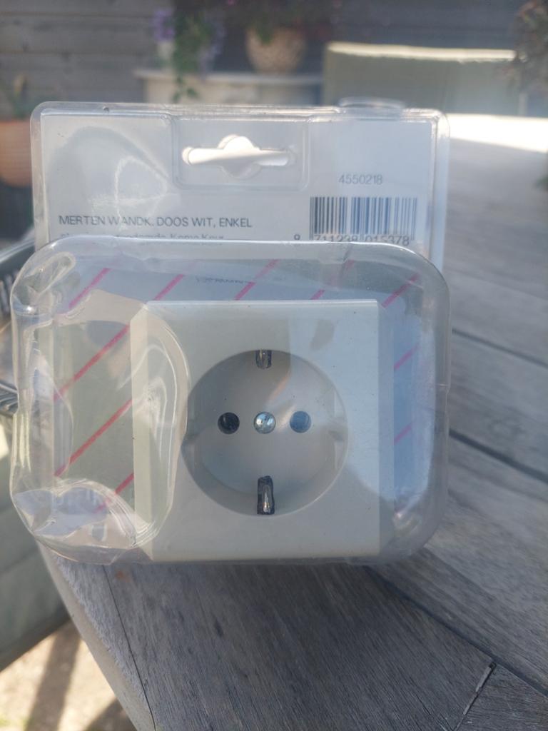 Merten Wandcontactdoos Wit Enkel - Nieuw in verpakking, Ophalen of Verzenden, Nieuw, Stopcontact