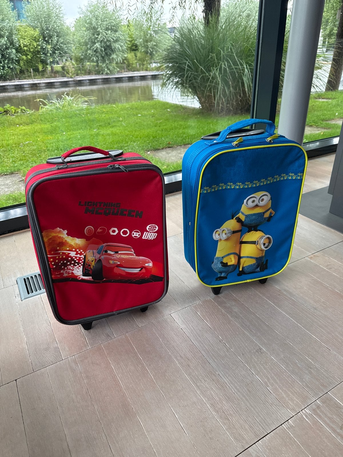 Twee kinderkoffertjes met wieltjes - Cars en Minions, Wieltjes, Gebruikt, Minder dan 40 cm, Minder dan 35 cm