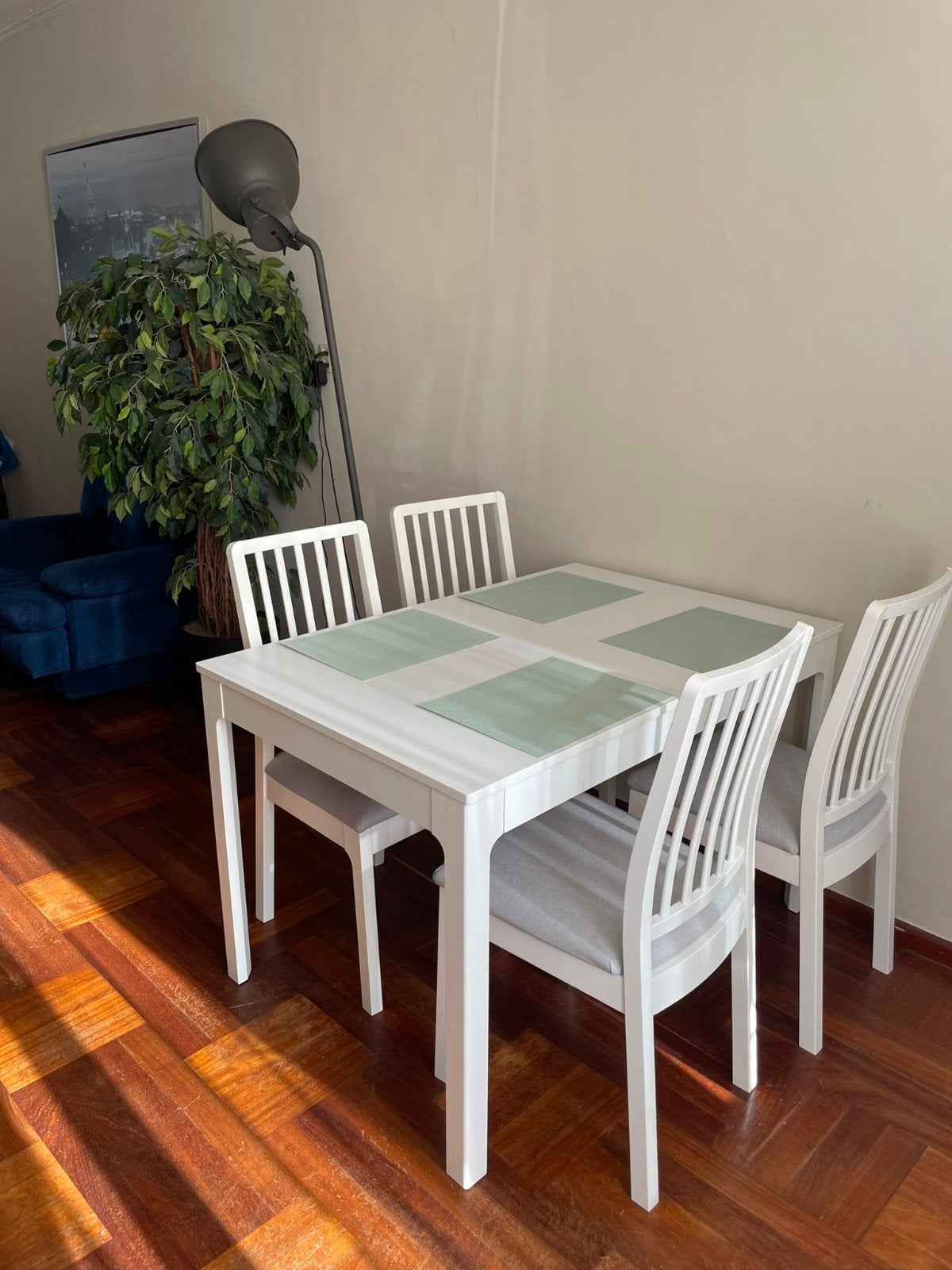 Zo goed als nieuwe uitschuifbare eettafel met stoelen