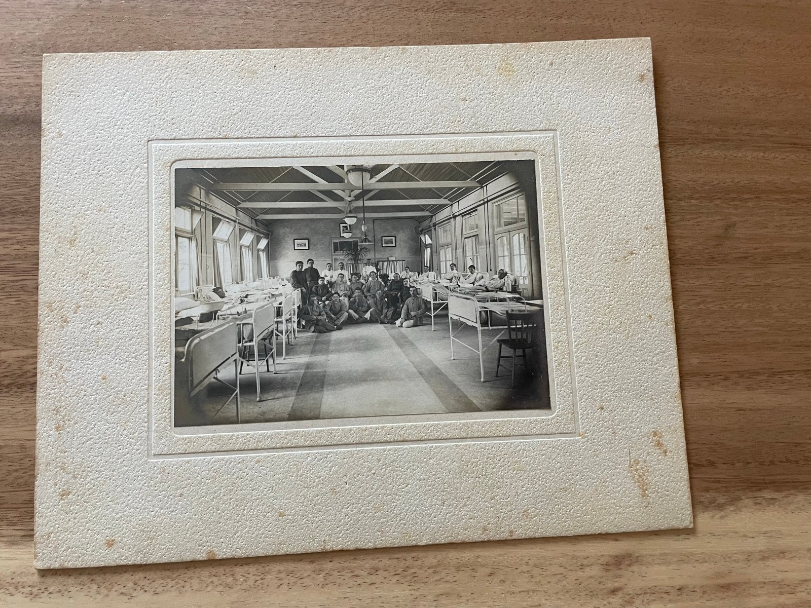 Vintage WOI Foto: Soldaten in Militair Hospitaal, Gebruikt, Foto, Ophalen of Verzenden, Voor 1940