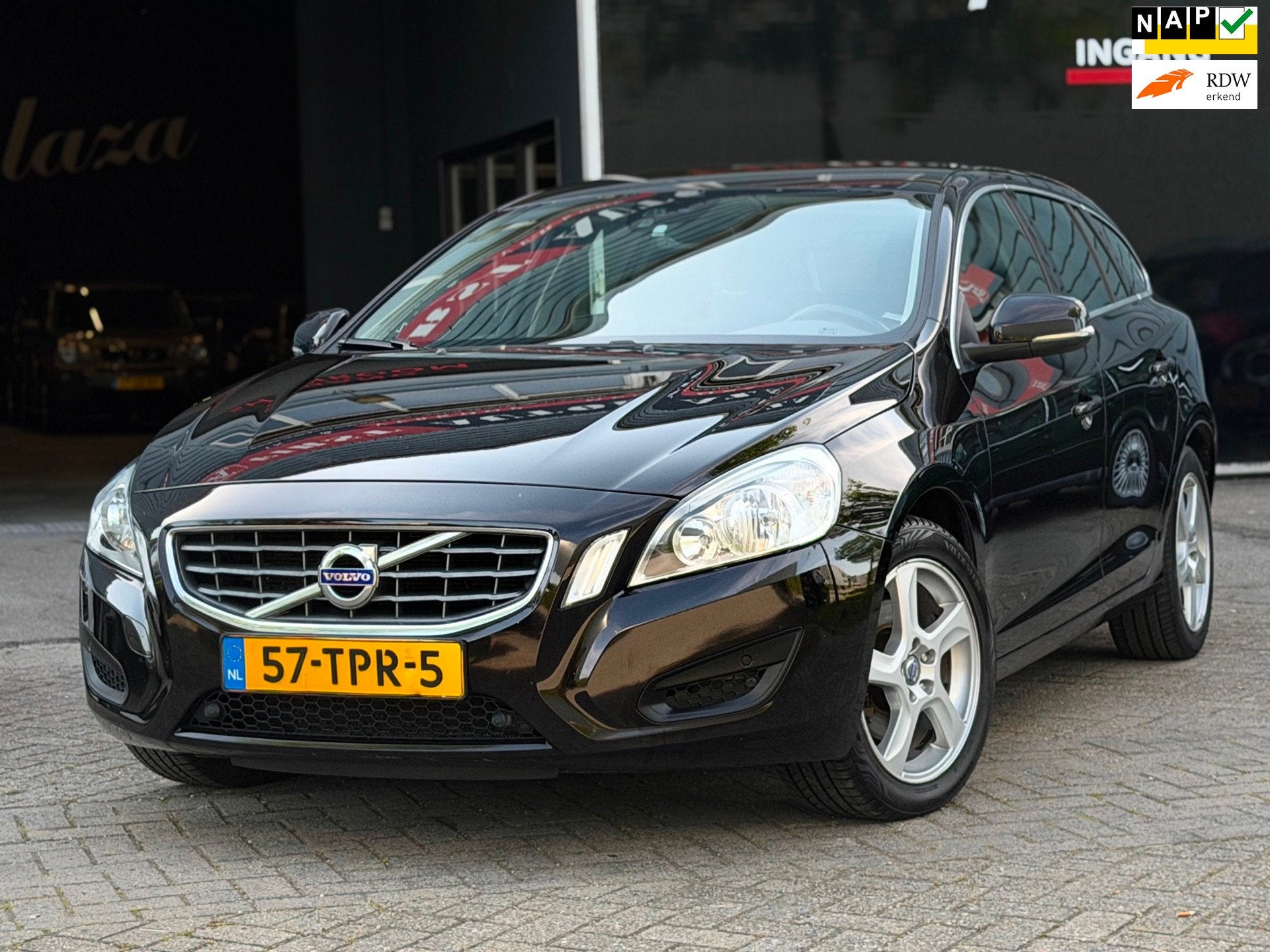 Volvo V60 1.6 T4 Momentum AUTOMAAT NAVI/CRUISE/PDC | KEURIGE, Stof, Gebruikt, Zwart, 4 cilinders