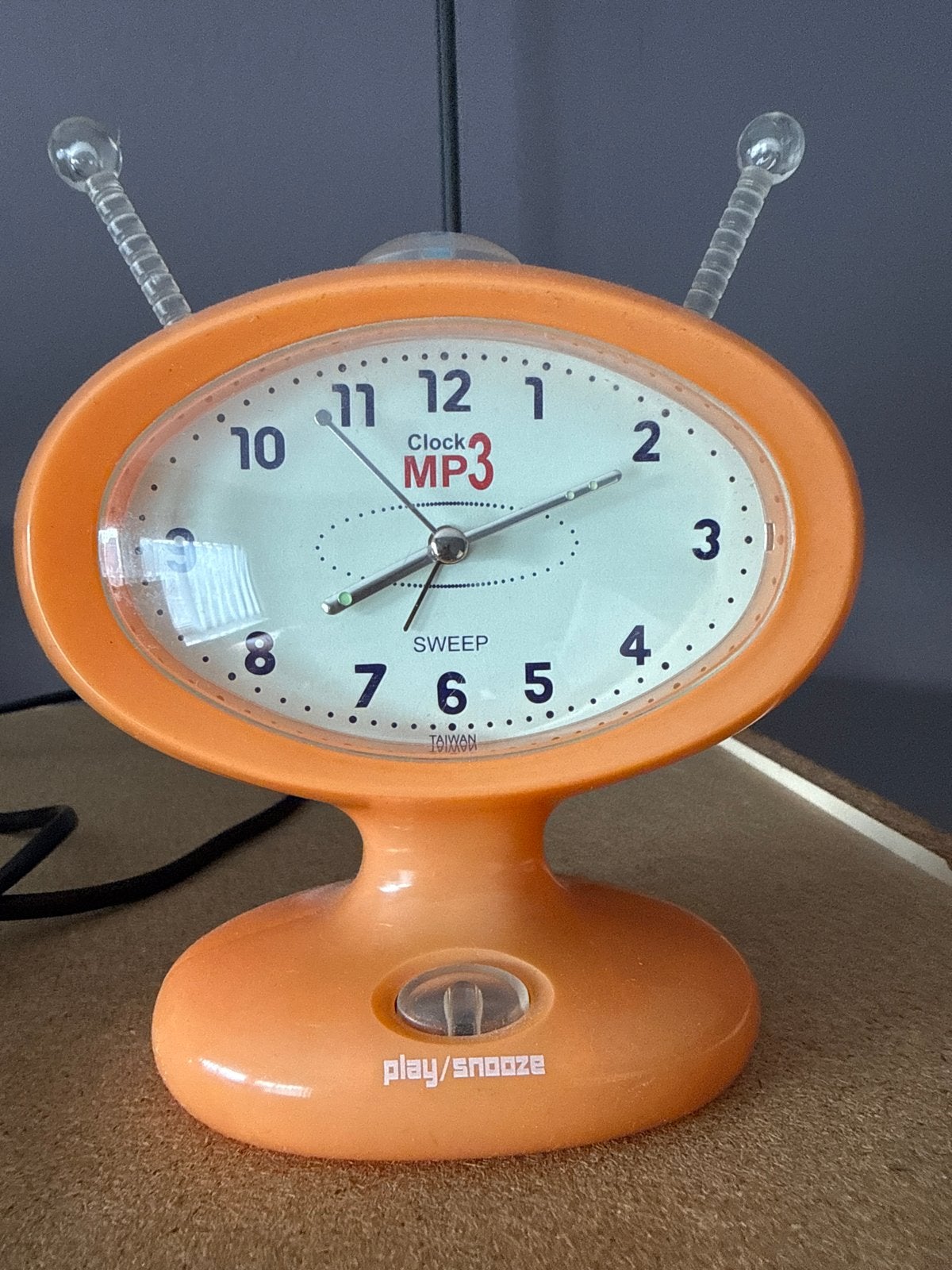 Oranje MP3 Wekker met Analoge Weergave en Snooze, Gebruikt, Analoog, Werkt op batterijen, Ophalen of Verzenden