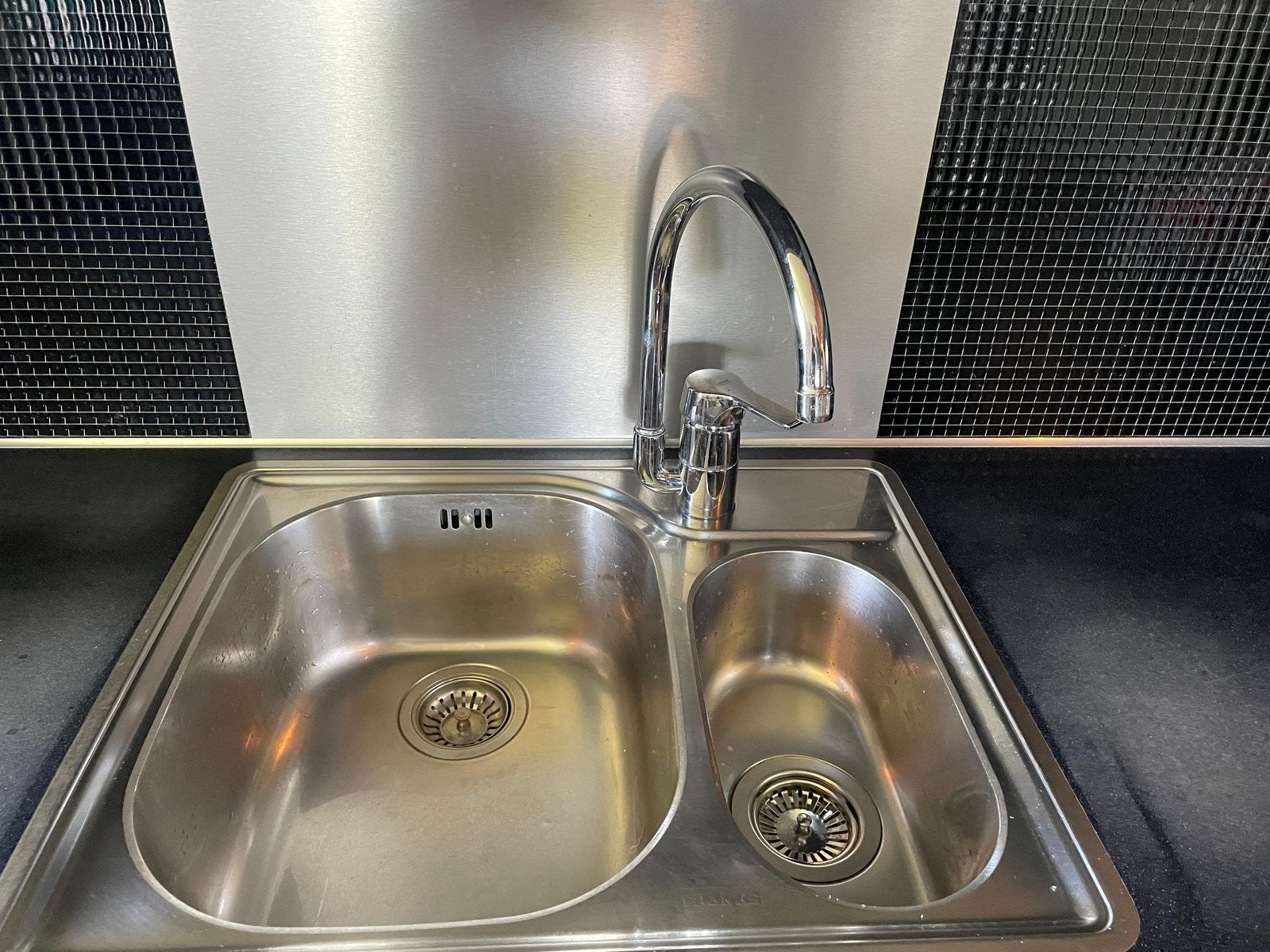 Dubbele RVS spoelbak met Grohe mengkraan, Ophalen