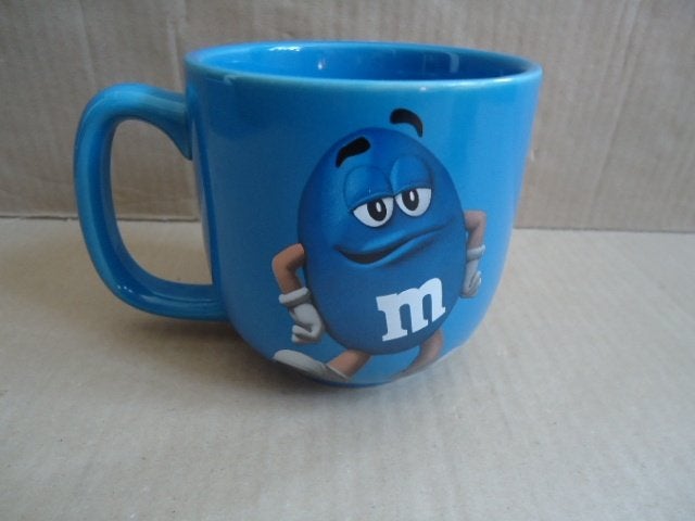 Blauwe M&M mok Bink en gele mok Wanted, Ophalen of Verzenden, Zo goed als nieuw, Gebruiksvoorwerp