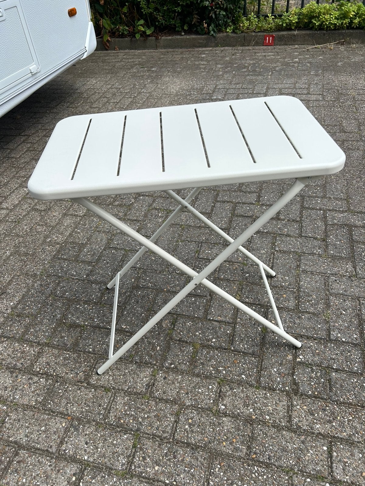 Metalen klap tafeltje wit 70x42cm hoog 73cm balkon camping, Caravans en Kamperen, Ophalen, Nieuw, Campingtafel