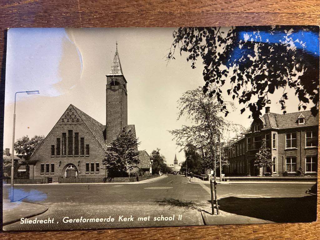 Ansichtkaart Sliedrecht Geref kerk met school, Verzenden, 1960 tot 1980, Gelopen, Zuid-Holland