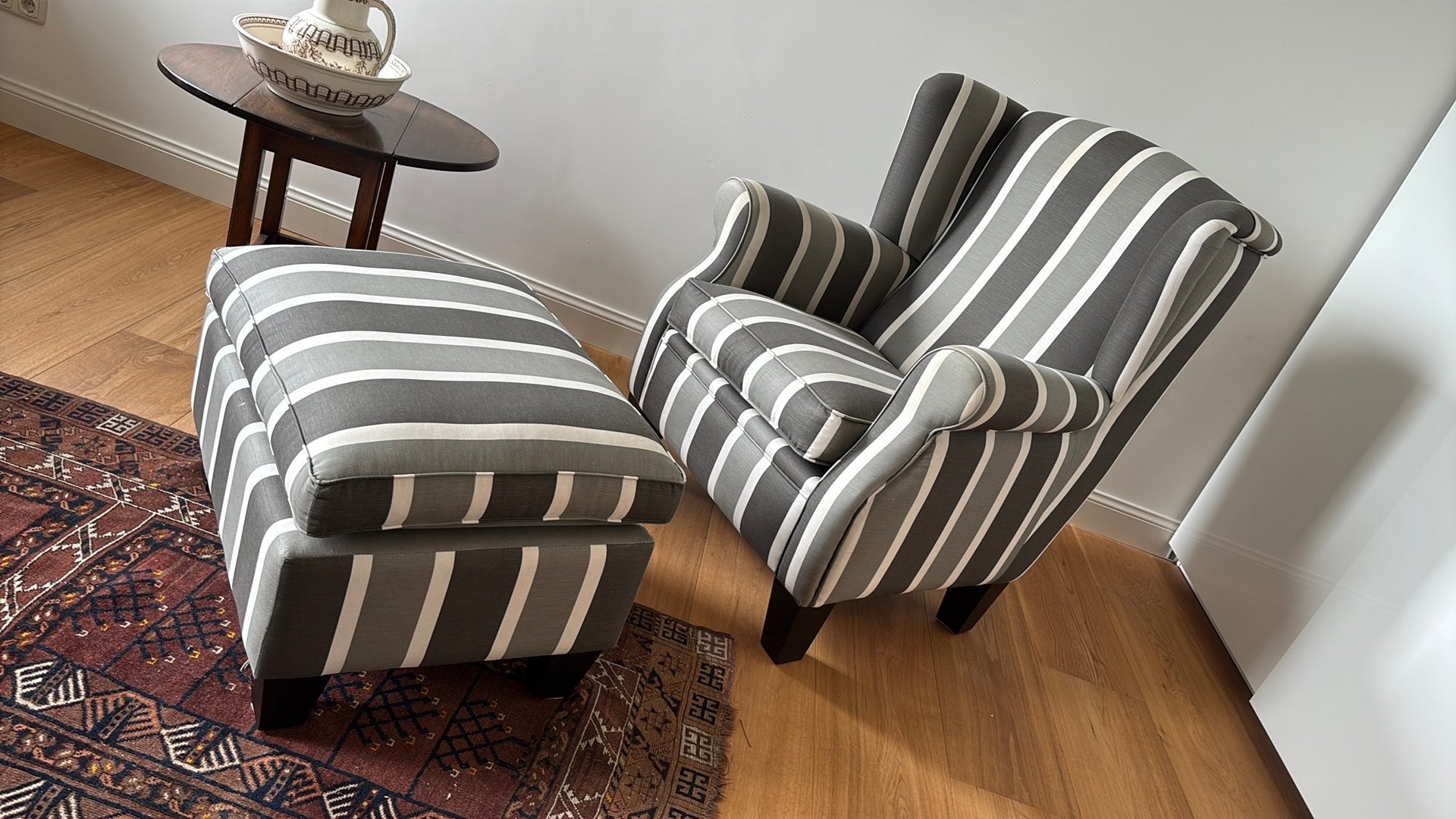 2 stuks Relax Fauteuils met hocker gestreepte stof, Ophalen, 75 tot 100 cm, Zo goed als nieuw, Tijdloos