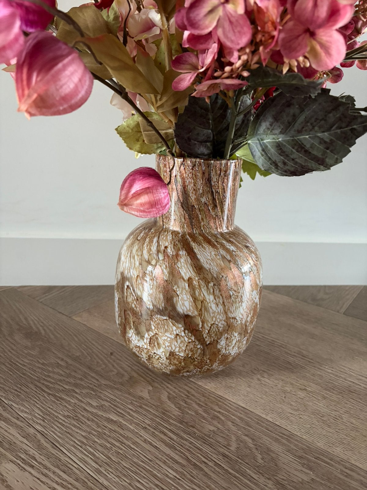 Mooie vaas van Fidrio ‘Gold’ met kunstbloemen z.g.a.n., Ophalen, Zo goed als nieuw, Glas