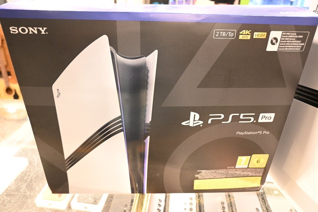 PS5 Pro 2TB Nieuwstaat - Zo goed als nieuw + Doos, 1 Sony Place, San Mateo, CA 94401, USA, Playstation 5, Ophalen of Verzenden