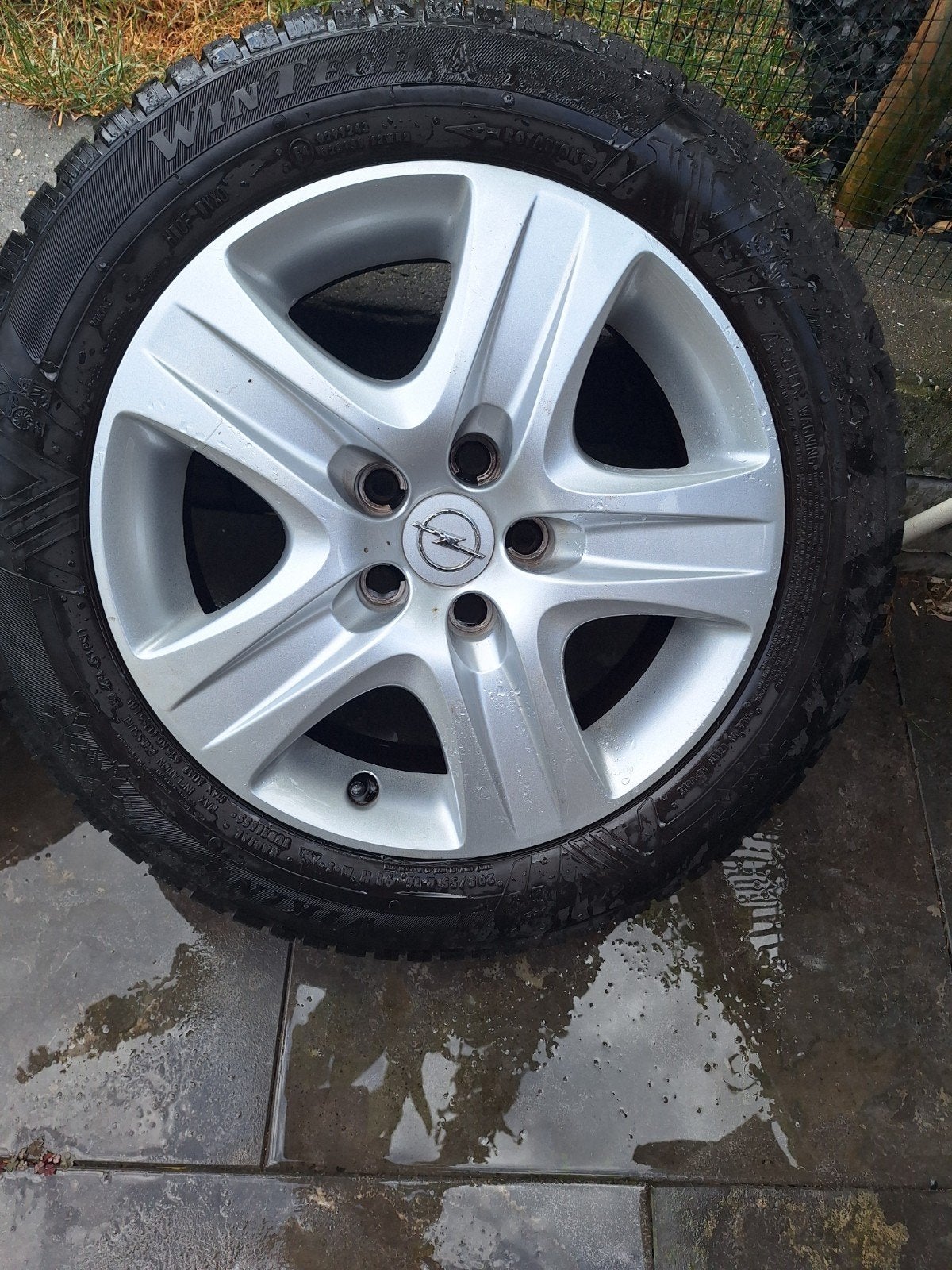 Set winterbanden met originele wieldoppen opel astra, Auto-onderdelen, Banden en Velgen, Ophalen, 16 inch, Banden en Velgen, 205 mm