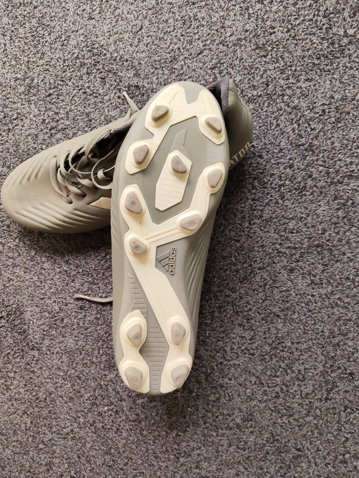Nieuwe Adidas Voetbalschoenen Maat 44,5, Sport en Fitness, Ophalen of Verzenden, Nieuw, Schoenen