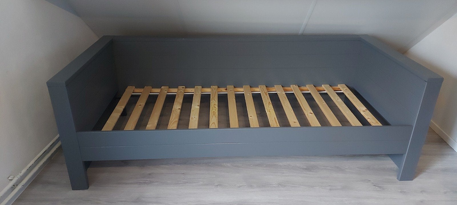 Bedbank Dennis Woood, 90 cm, Eenpersoons, Ophalen of Verzenden, Zo goed als nieuw