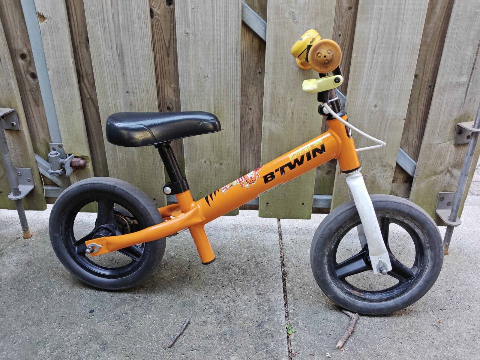 B'Twin loopfiets voor kinderen - Oranje, Kinderen en Baby's, Ophalen, Gebruikt, Loopfiets