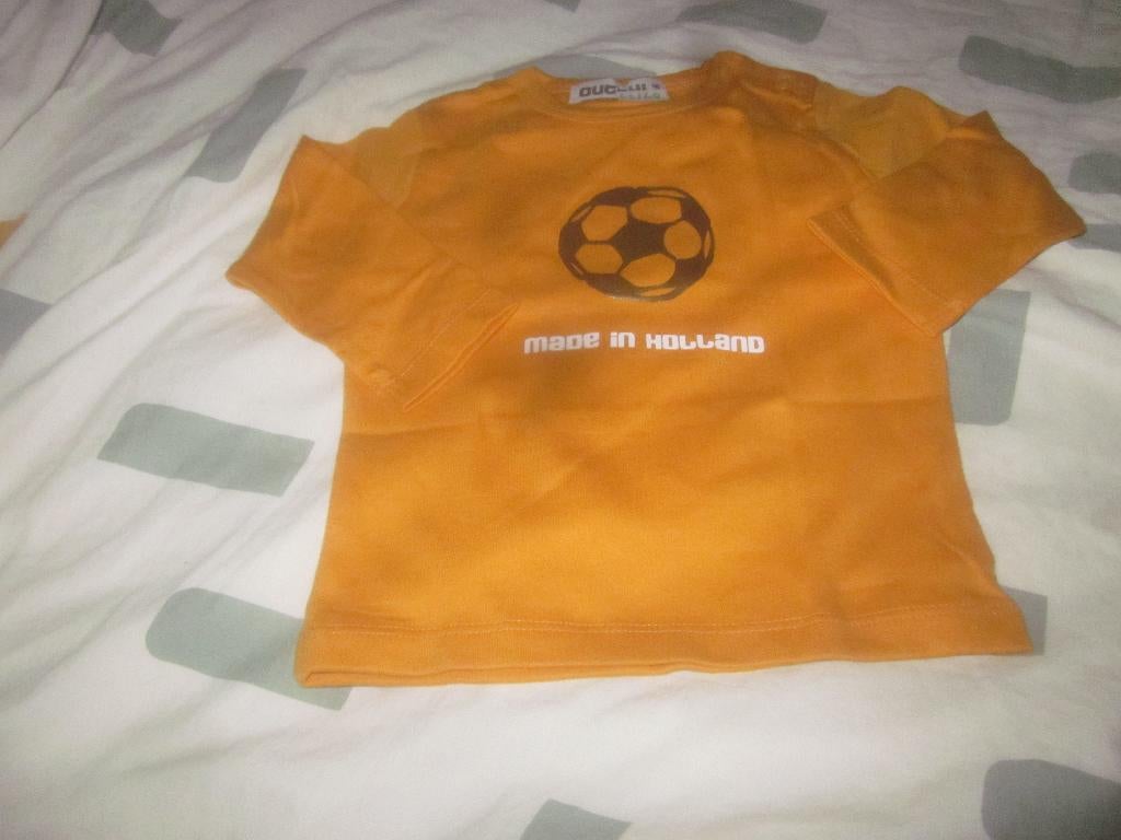 Nw oranje/wit shirtje made in Holland gouden voetbal 62/68, Kinderen en Baby's, Babykleding | Maat 62, Nieuw, Outchi, Shirtje of Longsleeve
