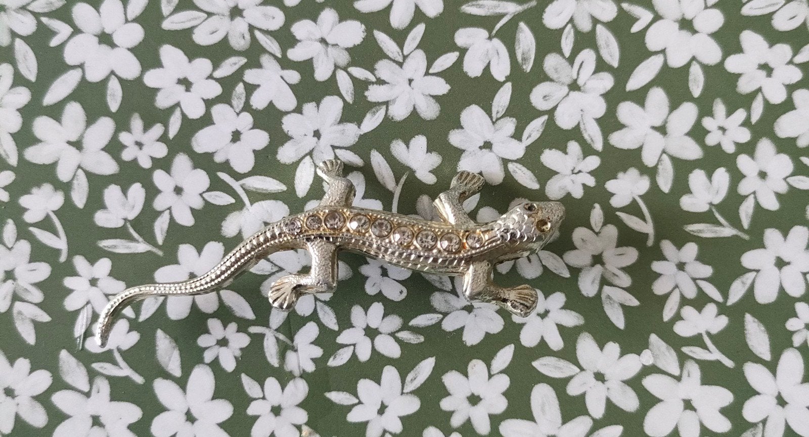Vintage kunststof salamander broche met strass steentjes., Ophalen of Verzenden, Zo goed als nieuw, Met strass