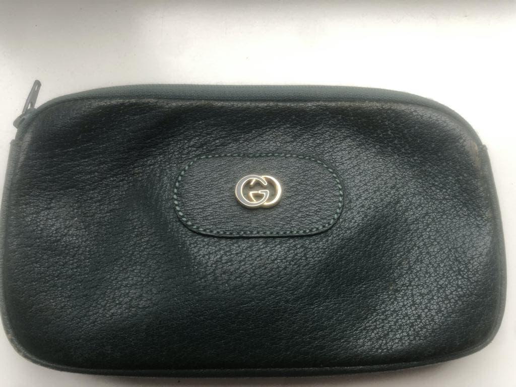 GUCCI groen leren etui met goudkleurige hardware 17x10 cm, Sieraden, Tassen en Uiterlijk, Toilettassen, Ophalen of Verzenden, Gebruikt