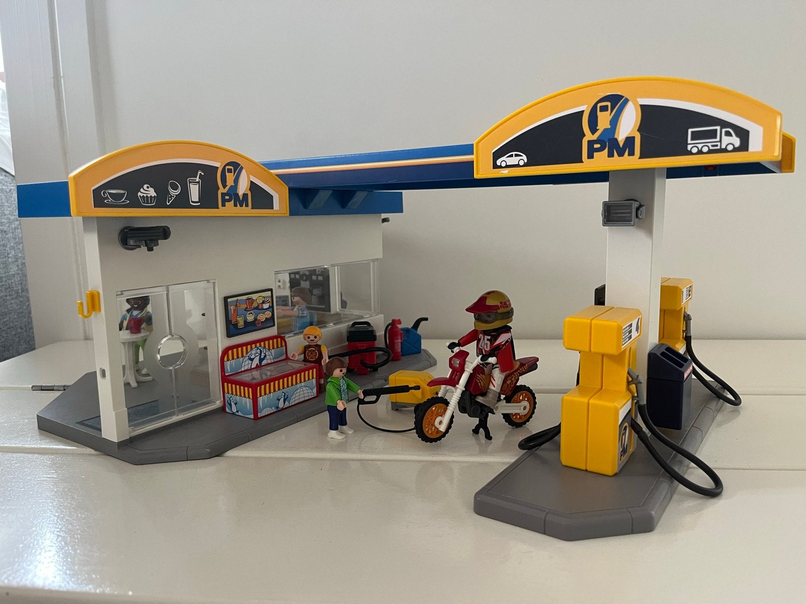 Playmobil tankstation met figuren en accessoires, Ophalen of Verzenden, Zo goed als nieuw, Jongen of Meisje