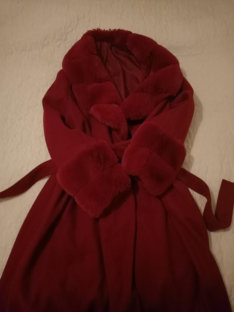 Elegante rode jas (L) met imitatiebont kraag en manchetten, Kleding | Dames, Jassen | Winter, Maat 38/40 (M), Ophalen of Verzenden